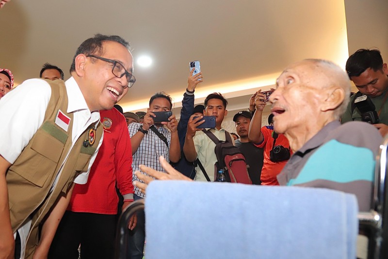 Tinjau Pengungsi Banjir di Mempawah, Menko PMK Pratikno Tekankan Mitigasi Bencana