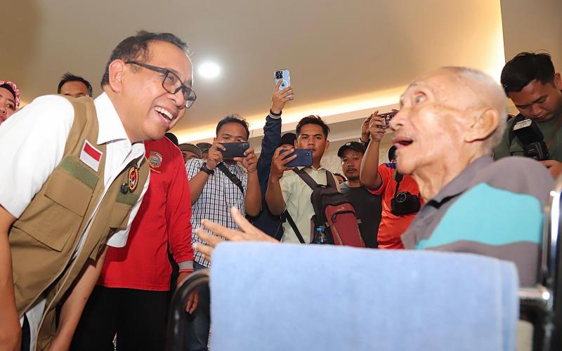 Tinjau Pengungsi Banjir di Mempawah, Menko PMK Pratikno Tekankan Mitigasi Bencana