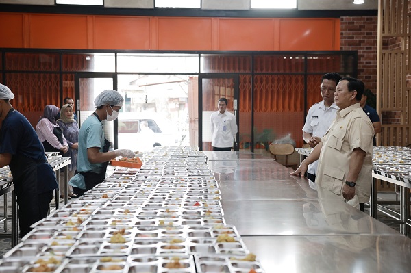 Sidak Dapur Umum MBG di Rawamangun, Apa yang Ditanyakan Prabowo?