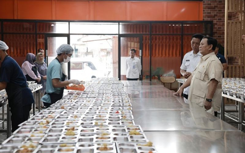Sidak Dapur Umum MBG di Rawamangun, Apa yang Ditanyakan Prabowo?