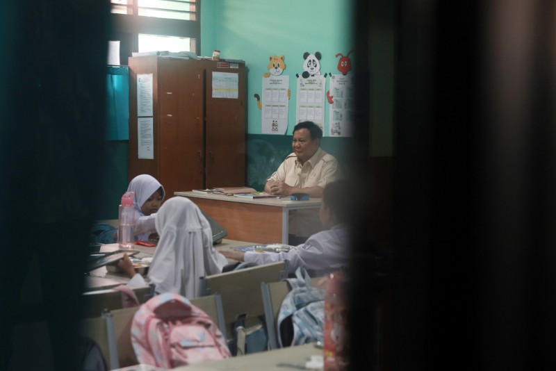 Sidak MBG di Bogor, Prabowo Duduk di Bangku Guru dan Tandatangani Sepatu Siswa