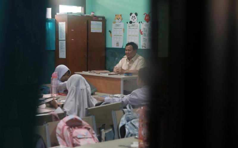 Sidak MBG di Bogor, Prabowo Duduk di Bangku Guru dan Tandatangani Sepatu Siswa
