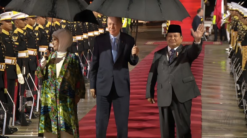 Mendarat di Jakarta, Erdogan Sapa Prabowo: “How Are You?“