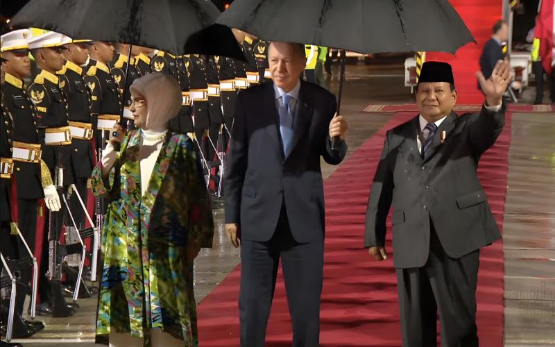 Mendarat di Jakarta, Erdogan Sapa Prabowo: “How Are You?“
