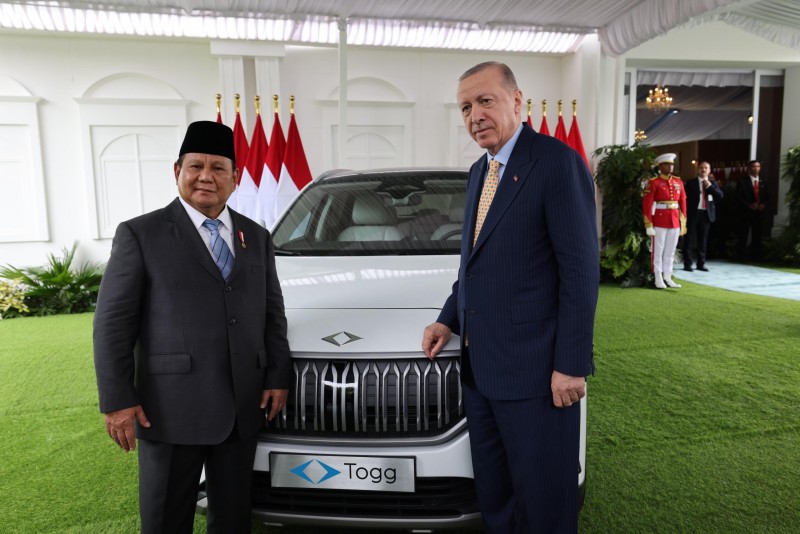Bertukar Hadiah: Prabowo Terima Mobil Listrik, Erdogan Kebagian Senapan Serbu