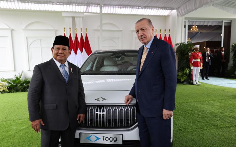 Bertukar Hadiah: Prabowo Terima Mobil Listrik, Erdogan Kebagian Senapan Serbu