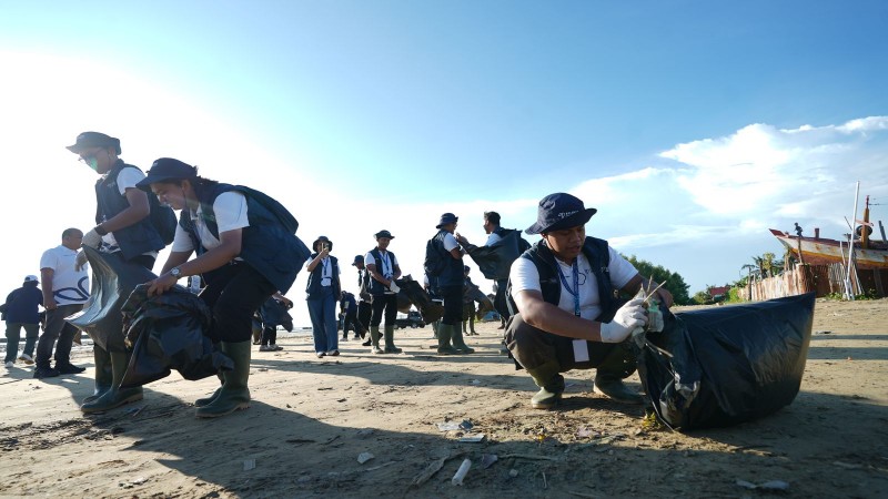Relawan Bakti BUMN Bersihkan Sampah di Pantai Merauke