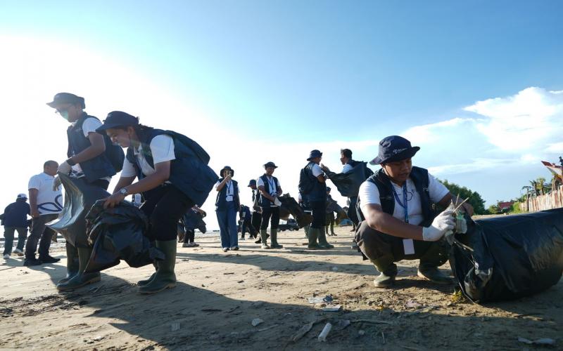Relawan Bakti BUMN Bersihkan Sampah di Pantai Merauke