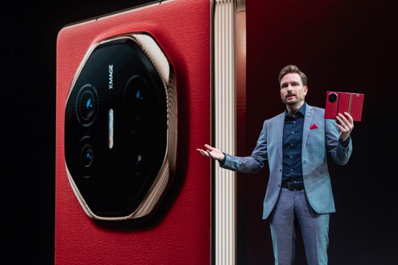 HUAWEI Mate XT | ULTIMATE DESIGN, Ponsel Lipat-Tiga Pertama di Dunia