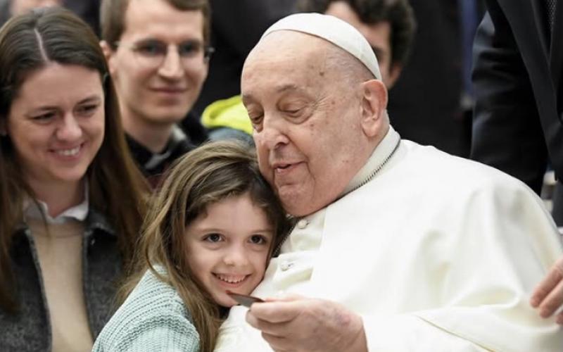 Baca Banyak Pesan Kasih Sayang, Paus Fransiskus Terhibur
