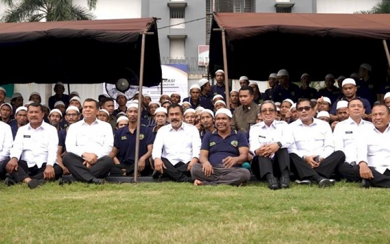 Sambut Ramadan, Menteri Imipas Duduk Lesehan Bersama Napi Cipinang