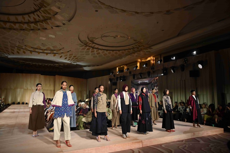 “Cita Raya: HIKAYAT”Fashion Show Kolaborasi Spesial Modestwear dari Tenun