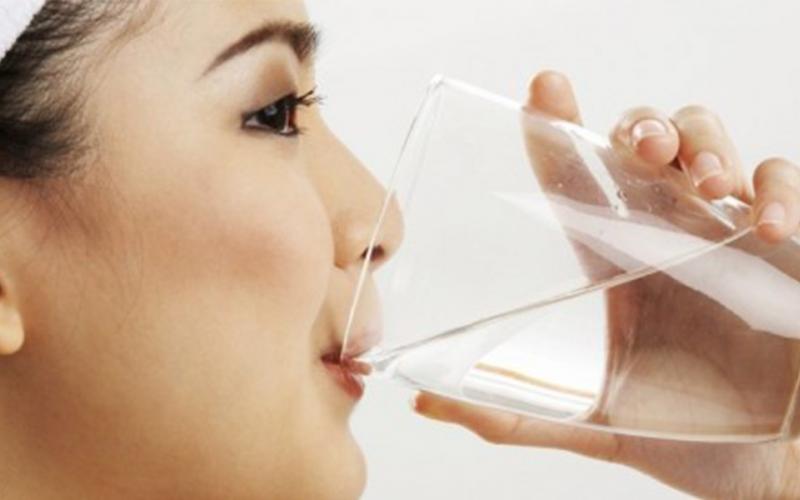 Strategi Konsumsi Air Putih dari Ahli, Cegah Dehidrasi saat Puasa