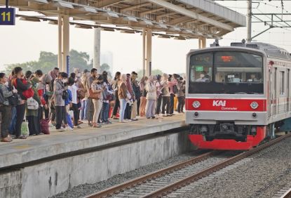 Selama Ramadan KAI Commuter Izinkan Pengguna Berbuka Puasa di Dalam Kereta