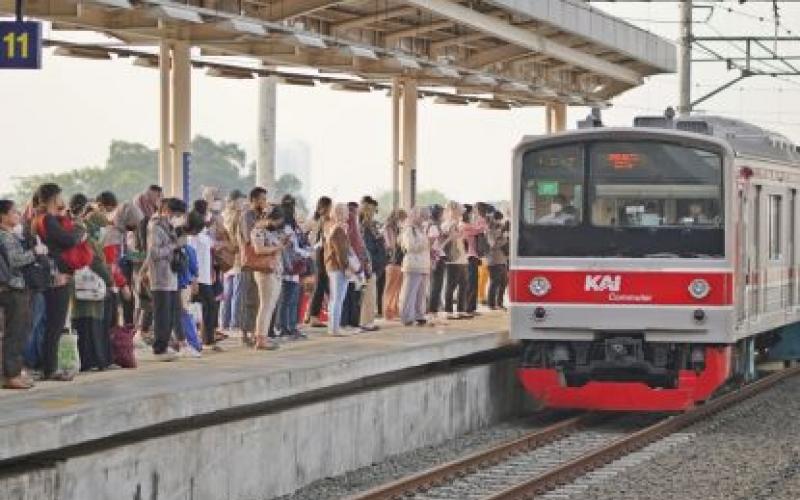 Selama Ramadan KAI Commuter Izinkan Pengguna Berbuka Puasa di Dalam Kereta