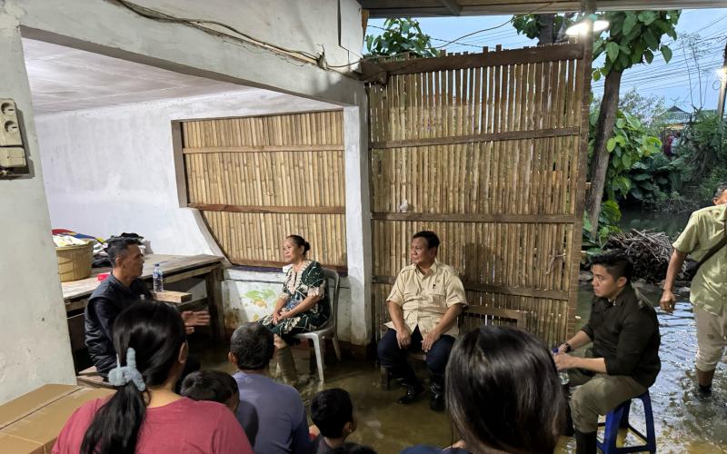 Tinjau Korban Banjir di Bekasi, Prabowo Buka Bersama Warga