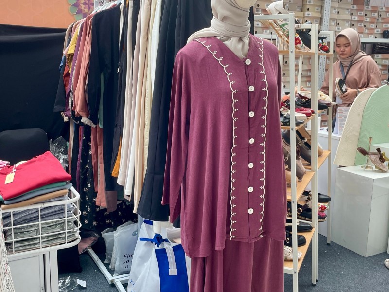 Intip Tren Baju Lebaran 2025, Bahan Katun Bolong dan Warna Burgundy Jadi Primadona