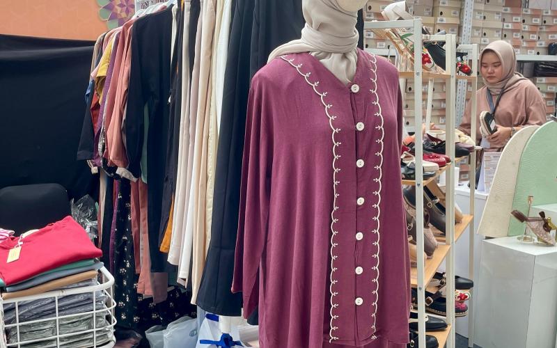 Intip Tren Baju Lebaran 2025, Bahan Katun Bolong dan Warna Burgundy Jadi Primadona