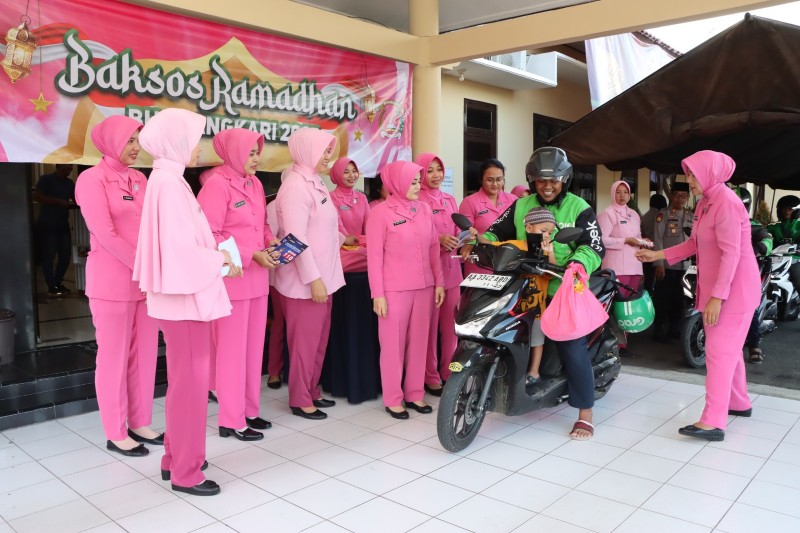 Polres Kebumen Gelar Bazar Ramadhan dan Bagi-bagi Sembako ke Tukang Ojol