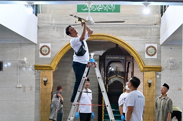 Gelar Aksi Ramadan, Relawan Pertamina Bersihkan Masjid di Kedoya