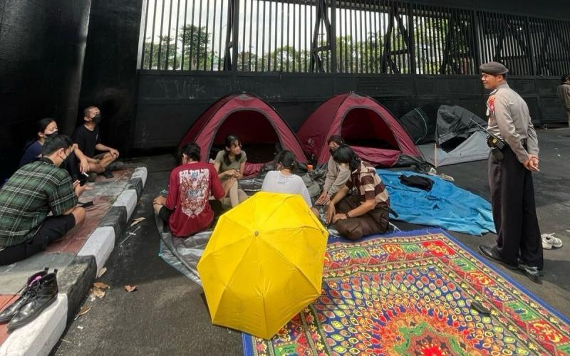 Aksi Kemah Depan DPR Dibubarkan Polisi, Massa Janji Lanjutkan Perjuangan