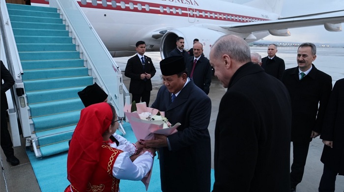 Tiba di Turki, Prabowo Terima Buket Bunga dan Menyapa