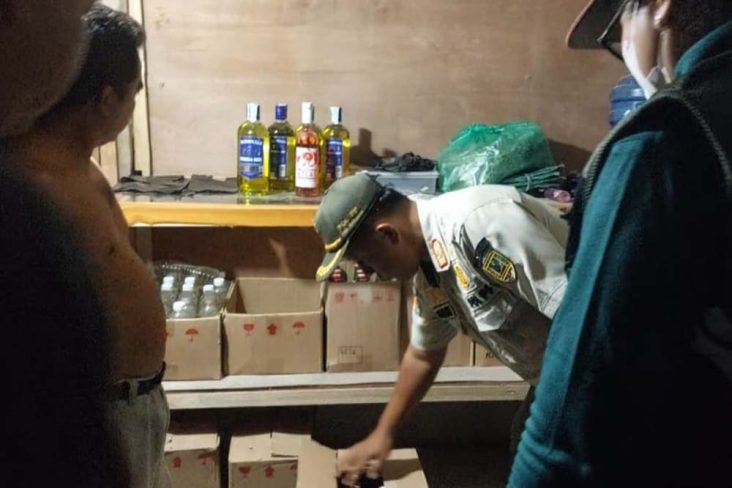 Satpol PP Kebumen Kembali Razia Miras, Sisir Wilayah Barat, Ratusan Botol Diamankan