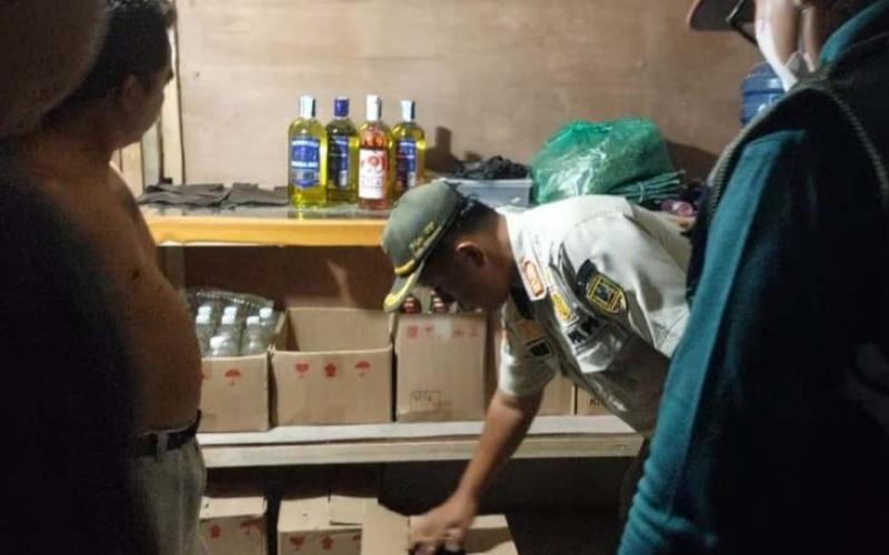 Satpol PP Kebumen Kembali Razia Miras, Sisir Wilayah Barat, Ratusan Botol Diamankan