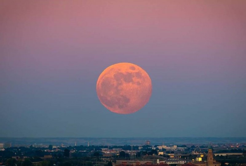 Fenomena Strawberry Moon Percantik Langit Indonesia, Ini Sejarah dan Maknanya