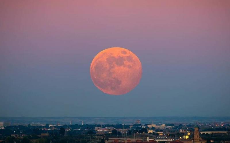 Fenomena Strawberry Moon Percantik Langit Indonesia, Ini Sejarah dan Maknanya