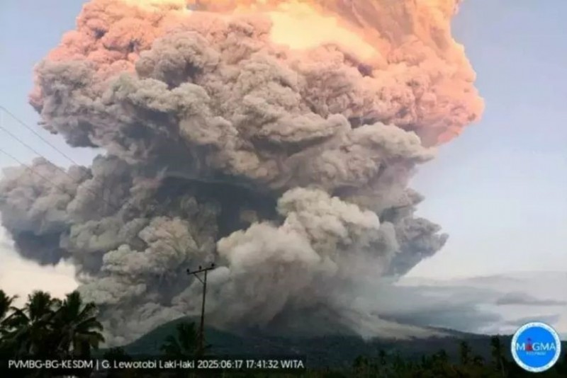 Gunung Lewotobi Laki-Laki Meletus Dahsyat! Kolom Abu Capai 10 KM
