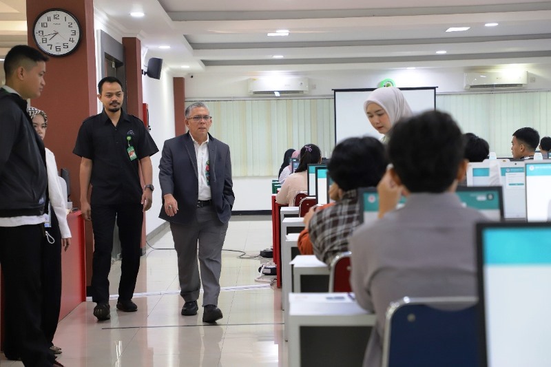 Rektor dan Sekretaris SMMPTN-Barat Tinjau Pelaksanaan UTBK di UPNVJ