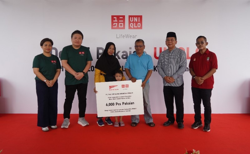 UNIQLO Bagi 6.000 Pakaian untuk Keluarga di Bekasi Barat Lewat Gerakan RE.UNIQLO