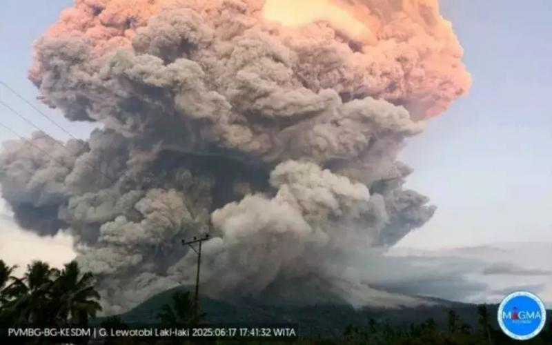 Gunung Lewotobi Laki-Laki Meletus Dahsyat! Kolom Abu Capai 10 KM