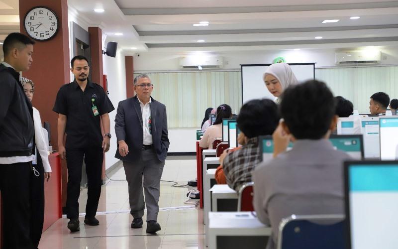 Rektor dan Sekretaris SMMPTN-Barat Tinjau Pelaksanaan UTBK di UPNVJ