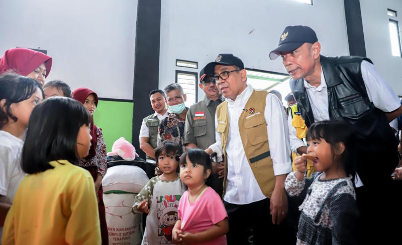 Tinjau Bencana Tanah Bergerak di Purwakarta, Menko PMK: Relokasi Aman adalah Prioritas