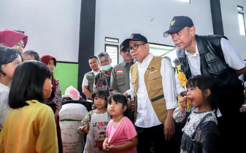 Tinjau Bencana Tanah Bergerak di Purwakarta, Menko PMK: Relokasi Aman adalah Prioritas