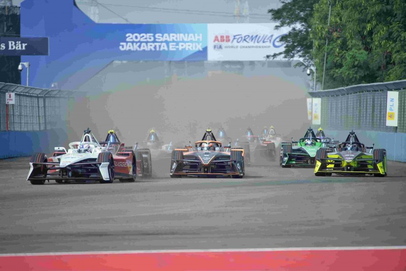 Jakarta Tutup Seri Formula E 2025, Gubernur Pramono Serahkan Trofi ke Juara