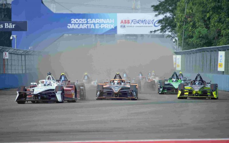 Jakarta Tutup Seri Formula E 2025, Gubernur Pramono Serahkan Trofi ke Juara