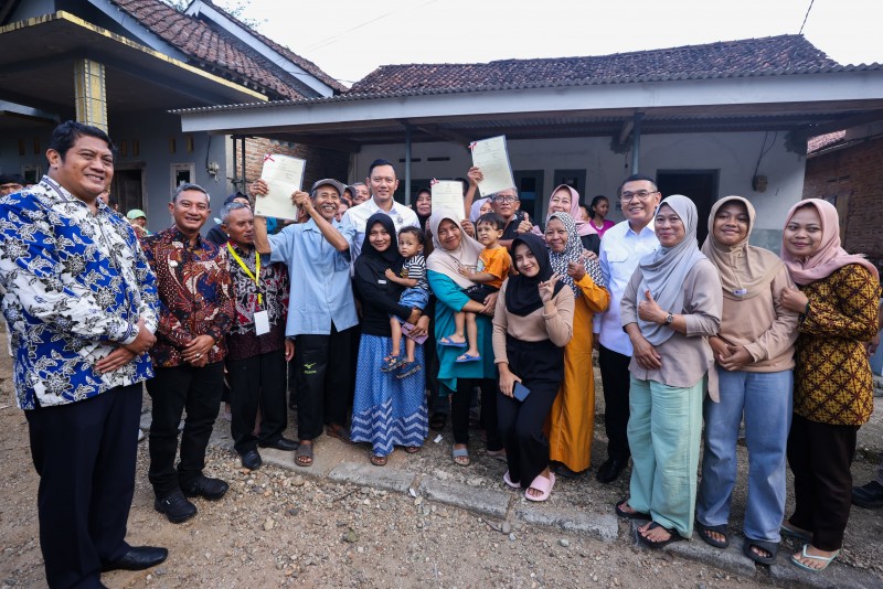 Menko AHY Serahkan Sertifikat Tanah, Tekankan Digitalisasi untuk Dorong Pembangunan di Pacitan