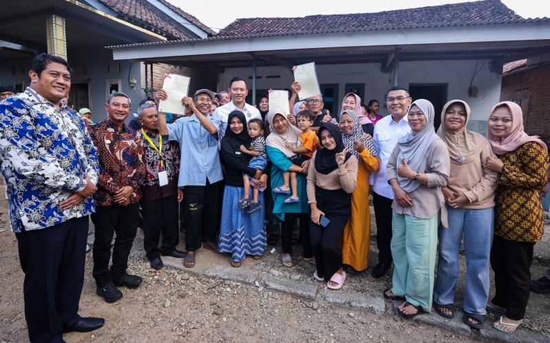 Menko AHY Serahkan Sertifikat Tanah, Tekankan Digitalisasi untuk Dorong Pembangunan di Pacitan