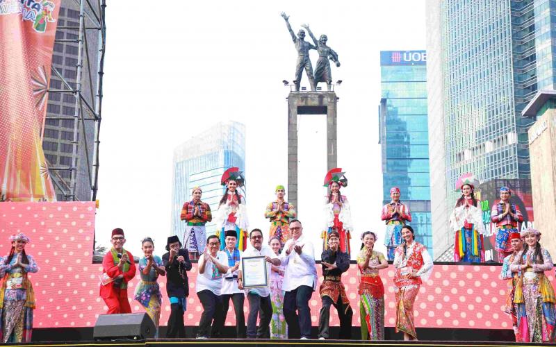 Jakarta Pecahkan Rekor MURI Lewat 7.000 Pesilat dan Penari di Bundaran HI