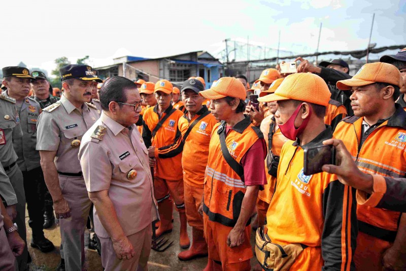 Gubernur Pramono Pimpin Apel Siaga Banjir, Instruksikan Kesiapsiagaan 24 Jam
