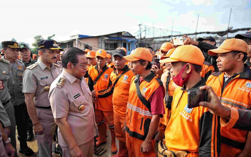 Gubernur Pramono Pimpin Apel Siaga Banjir, Instruksikan Kesiapsiagaan 24 Jam
