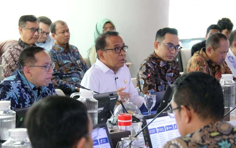 Berdaulat di Era AI: Menko PMK Tekankan Indonesia Tak Cukup Jadi Pengguna Cerdas