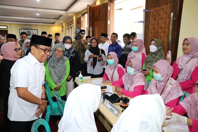 Menko PMK Tinjau Pemeriksaan Kesehatan Gratis di Dua Pesantren Besar di Kediri