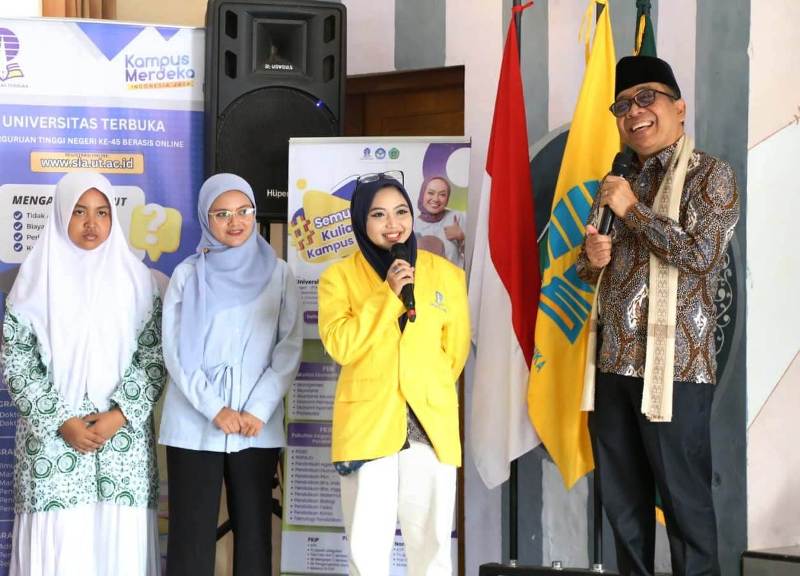 Dorong Pesantren Lahirkan SDM Unggul, Menko PMK Tekankan Penguasaan Bahasa dan Transformasi Digital