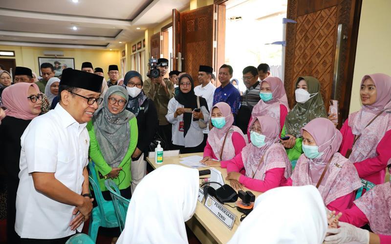Menko PMK Tinjau Pemeriksaan Kesehatan Gratis di Dua Pesantren Besar di Kediri