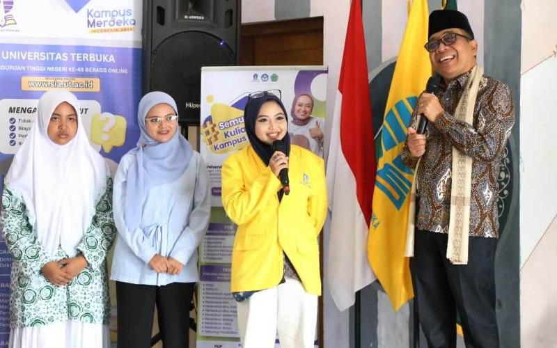 Dorong Pesantren Lahirkan SDM Unggul, Menko PMK Tekankan Penguasaan Bahasa dan Transformasi Digital