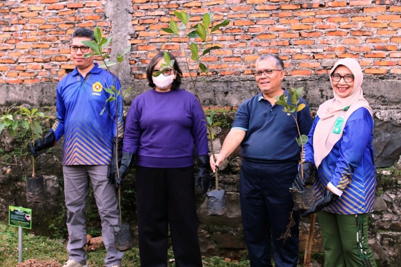 Tanam 1000 Pohon, UPNVJ Teguhkan Komitmen Lingkungan lewat Program Diktisaintek BERDAMPAK